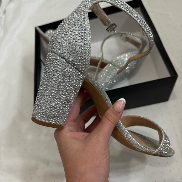 SILVER HEEL - Picture 3 of 4